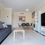 - Marina Banus, Puerto Banus, 2br Terrace, Parking & Pool Μαρμπέλλα