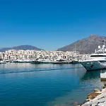 - Marina Banus, Puerto Banus, 2br Terrace, Parking & Pool Μαρμπέλλα