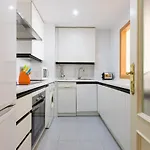 - Marina Banus, Puerto Banus, 2br Terrace, Parking & Pool Μαρμπέλλα