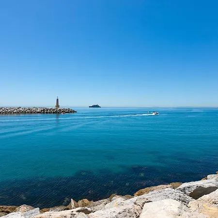 - Marina Banus, Puerto Banus, 2br Terrace, Parking & Pool Apartament