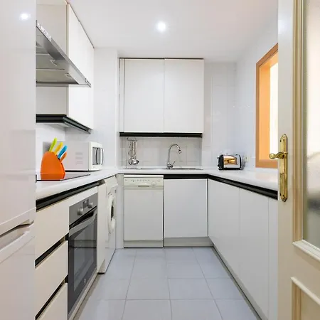 - Marina Banus, Puerto Banus, 2br Terrace, Parking & Pool Marbella