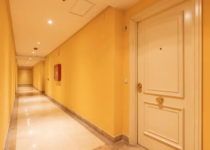 - Marina Banus, Puerto Banus, 2br Terrace, Parking & Pool *