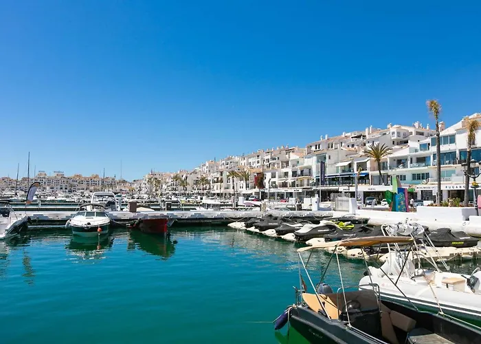 - Marina Banus, Puerto Banus, 2br Terrace, Parking & Pool Appartement