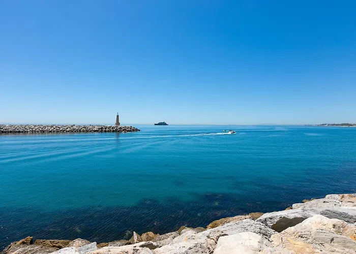 - Marina Banus, Puerto Banus, 2br Terrace, Parking & Pool דירה