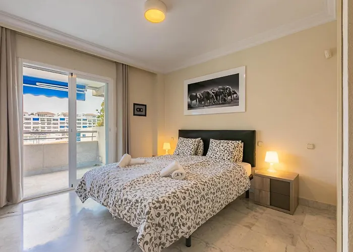- Marina Banus, Puerto Banus, 2br Terrace, Parking & Pool Apartamento Marbella