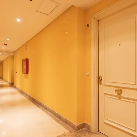 Marbella Home Rentals - Marina Banus, Puerto Banus, 2Br Terrace, Parking & Pool *